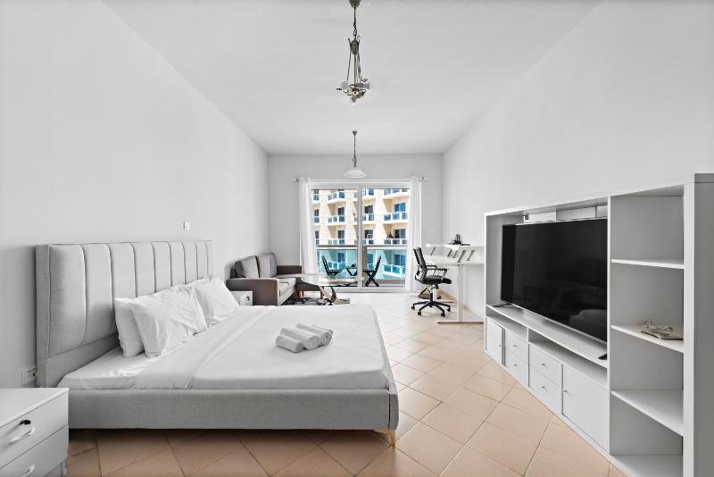 Studio APT Lago Vista Tower B — забронировать отель в Дубае