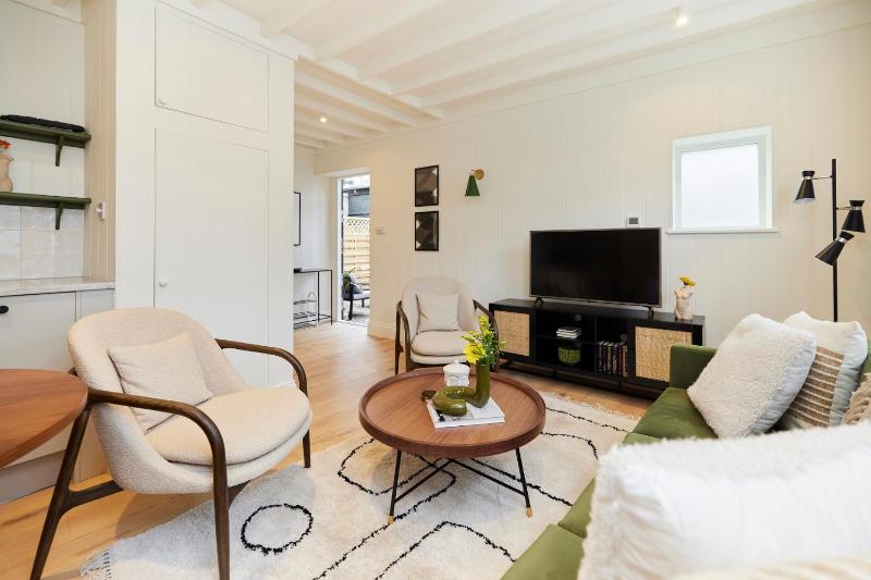 The Lillie Road Place - Bright 1BDR Flat with Garden — отзывы гостей и цены