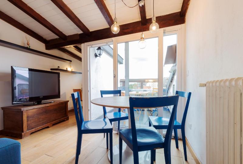 Loft Artigianale: design in Legno e Terrazzo Panoramico su Milano — отель с удобствами в Милане