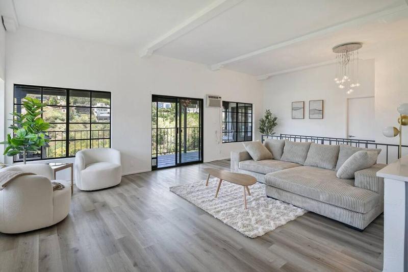 Private, Serene Hollywood Hills Home — комфортный отель в Лос-Анджелесе