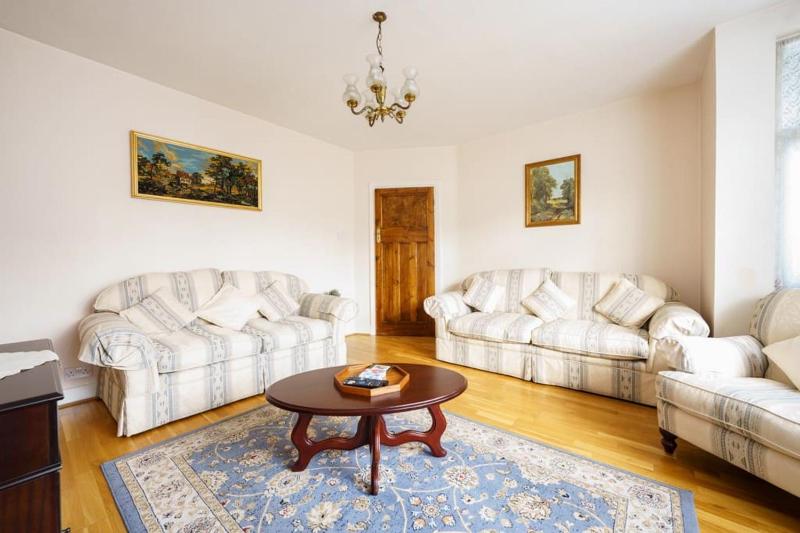 Wembley Arch View, 4-Bed House, Drive for 2 cars — отель в Лондоне, Соединенное Королевство