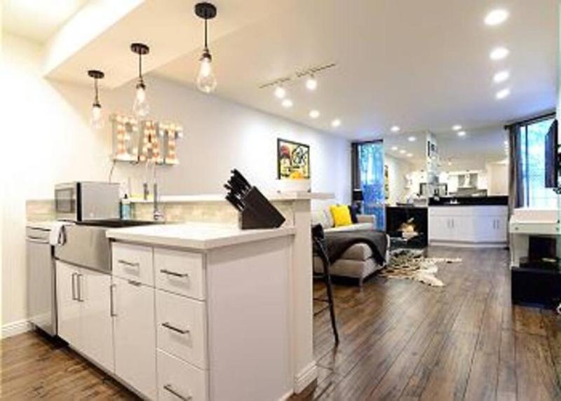 West Hollywood Luxury 1 Bedroom Suite — забронировать отель в Лос-Анджелесе