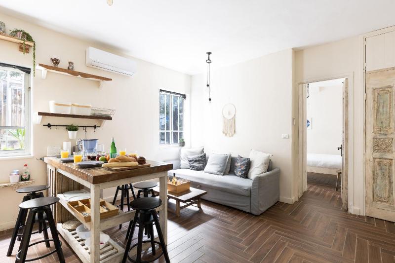 Radiant 2BR Apt 5 Min Walk from Beach in Tel Aviv with Shelter by Sea N' Rent — отзывы гостей и цены