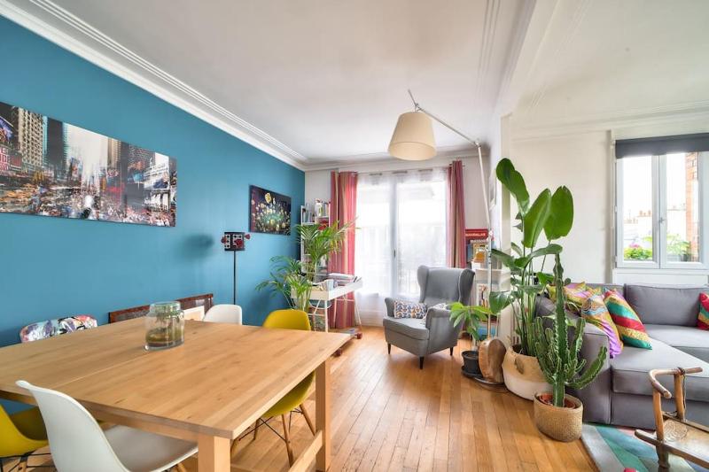 Appartement spacieux avec balcon / Batignolles — отель с удобствами в Париже