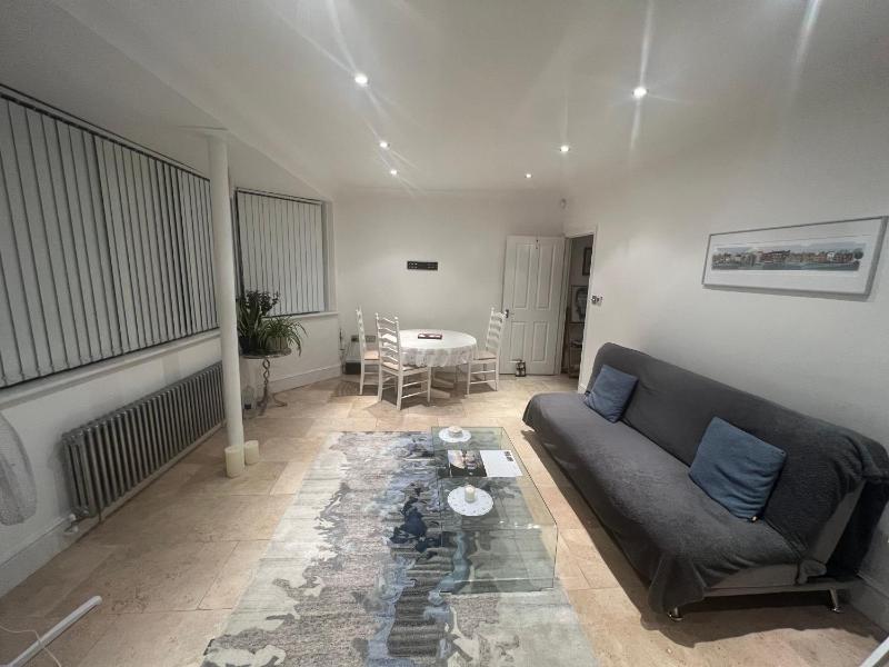 Lovely Entire 1 Bedroom Flat with Patio in Chiswick Superb Location — отзывы гостей и цены