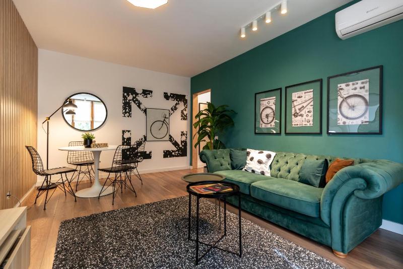 Downtown Retreat: Spacious 2-BR by Unirii Square — забронировать отель в Бухаресте