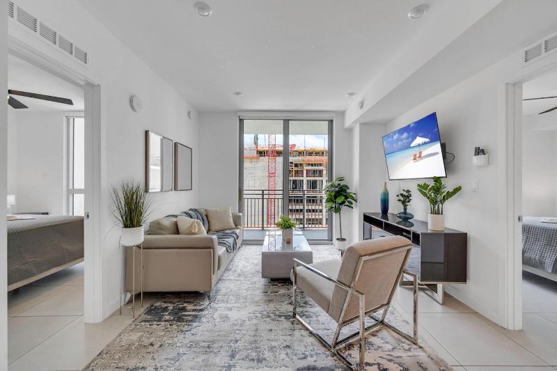Centrally Located 2 BED in the Heart of Downtown With Free Parkin — отель с удобствами в Майами