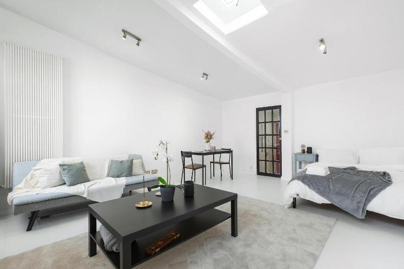Цены на Modern Studio in Central Chelsea в Лондоне