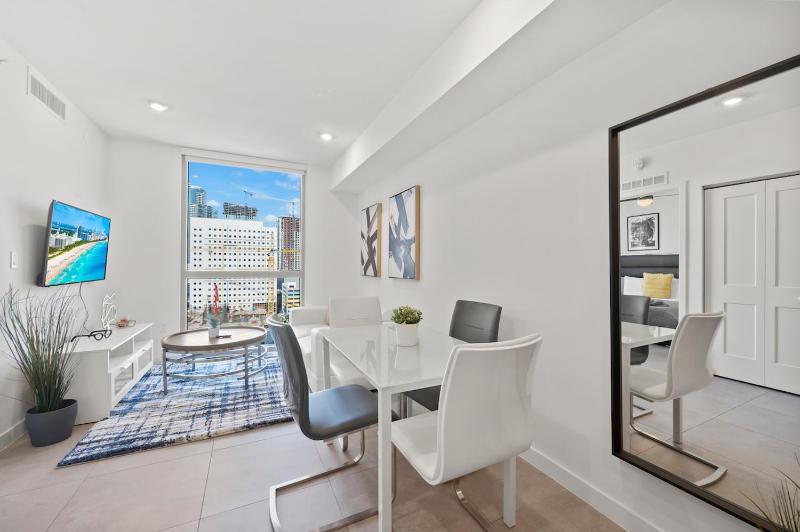 Modern Unit Mins from Brickell With Free Parking — комфортный отель в Майами
