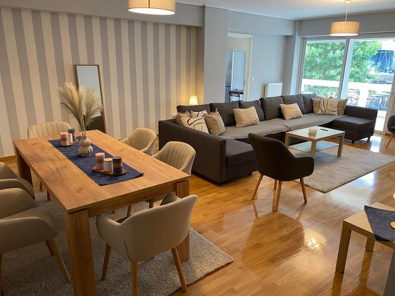 Classy 3BR with 2 Bathrooms Apartment in Marousi — отель с удобным расположением в Афины