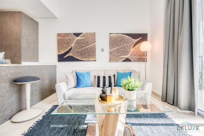 Upbeat 1BR at Pantheon Elysee Jumeirah Village Circle by Deluxe Holiday Homes — отель с удобным расположением в Дубае