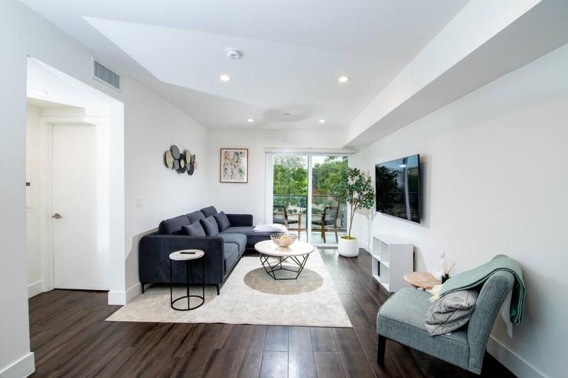 Luxury 2Bed/2Bath Apt in West Hollywood w/ Rooftop — забронировать отель в Лос-Анджелесе