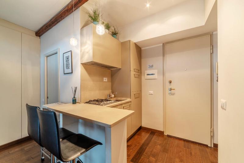 Цены на Ad un Passo da piazza di Pietra - Mini House в Риме