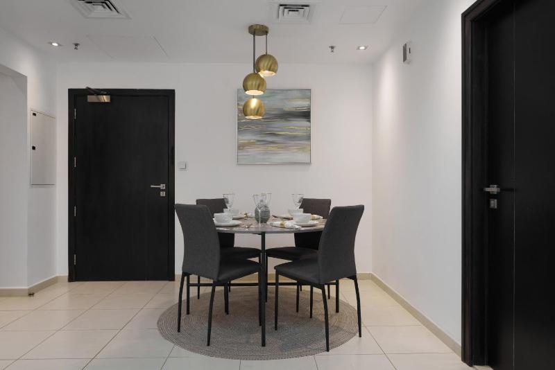 Maison Privee - Bright & Trendy Apt Steps Away from JBR Beach — отель с удобствами в Дубае