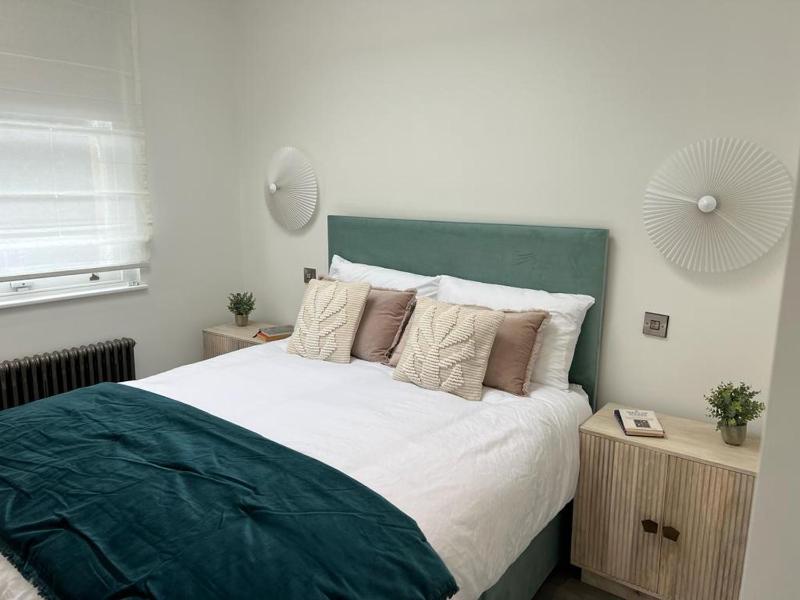 Gorgeous newly refurbished 2 bedroom apartment in London — забронировать отель в Лондоне