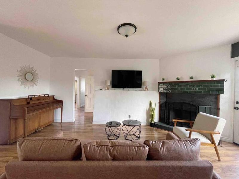 Charming 4 Bedroom Home W/ Large, Gated Backyard — забронировать отель в Лос-Анджелесе