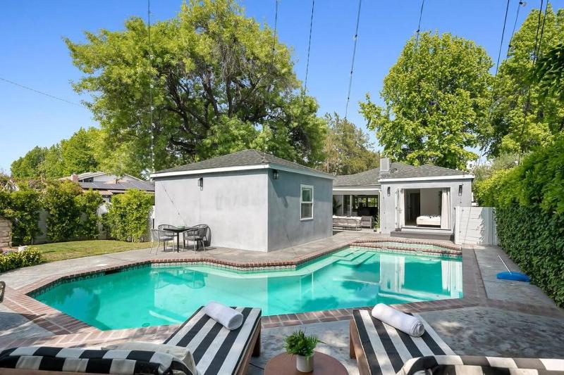 Цены на Beautiful, Modern Studio City Pool Home в Лос-Анджелесе