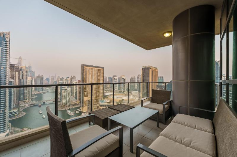 Maison Privee - Dreamy Apt with Jaw-Dropping Marina Views — отель с удобствами в Дубае