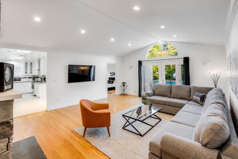 Prime location! House w/pool 7 mins to Universal, 10 mins to Hollywood — забронировать отель в Лос-Анджелесе