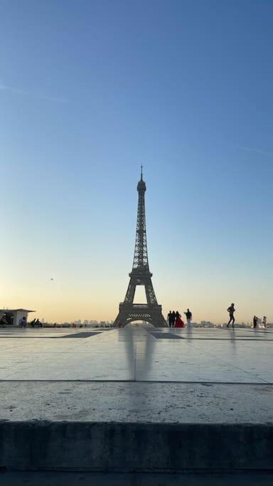 Studio - Paris - a 3min a pied de la Tour Eiffel — отель в Париже, Франция