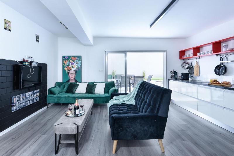Modern & Chic Apartment w Patio Near Rothschild Blvd by Sea N' Rent — отзывы гостей и цены