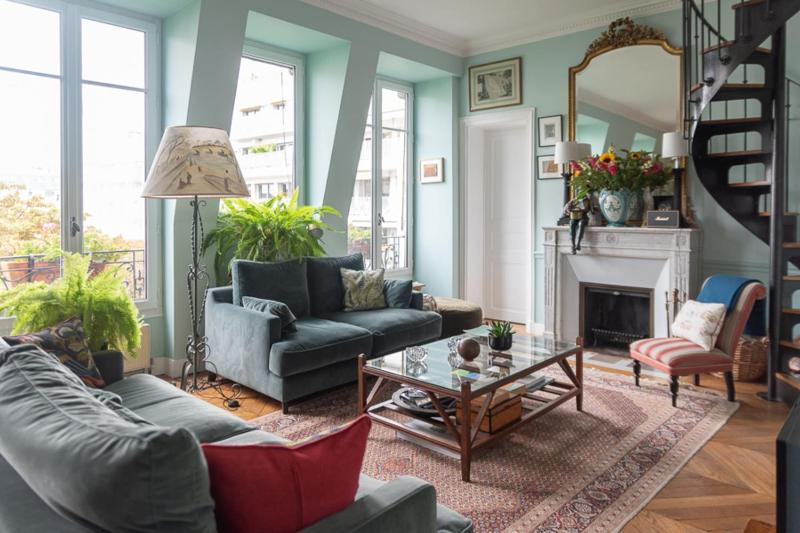 Spacious family nest near Jardins du Trocadero — отель с удобным расположением в Париже