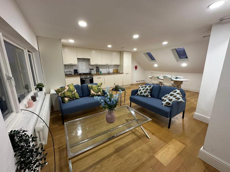 Super 1 bedroom in a stunning apartment with shared kitchen and living room - 2C The Charteris — отель с удобным расположением в Лондоне