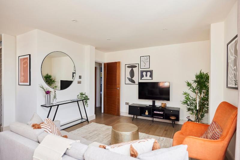 The Wandsworth Haven - Bright 2BDR Flat — забронировать отель в Лондоне