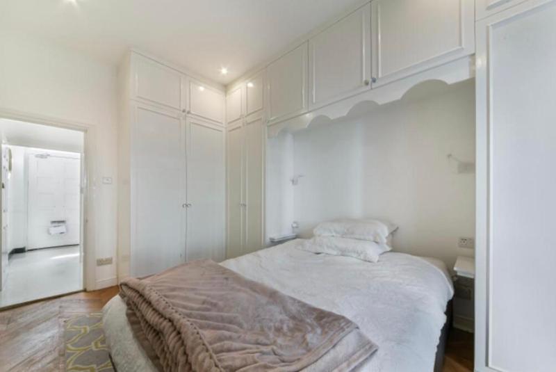 Цены на 4 Bedrooms Villa, Hugh Street Central London в Лондоне