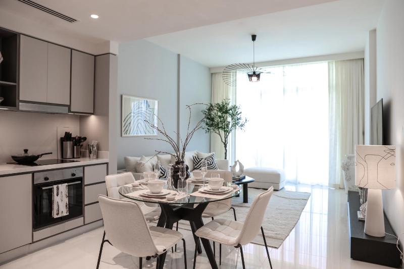 Daniels 2BR in Sunrise Bay with Full Sea & Marina View — комфортный отель в Дубае