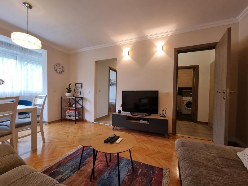 Cozy Central Apartment next to Bus and Train Station — отель в Подгорице, Черногория
