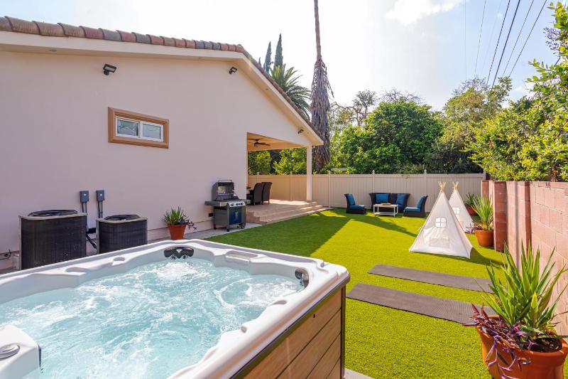 Regal 4 bed with hot tub close to Universal sleeps 15 — комфортный отель в Лос-Анджелесе