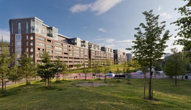 Kaunis huoneisto Jatkasaaressa, iso parveke, sauna, ilmastointi, autohallipaikka — отель с удобствами в Хельсинки