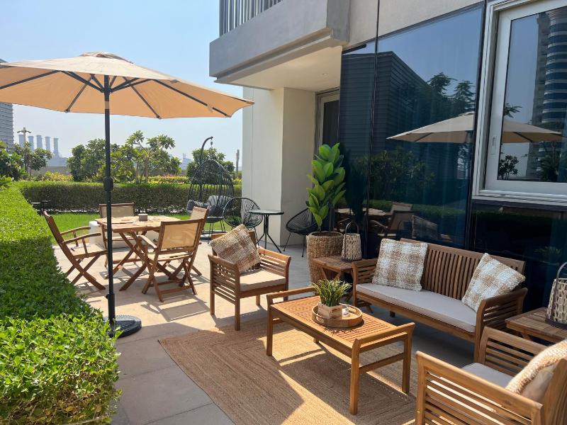 Family Apt - Huge Terrace & Playground Access — комфортный отель в Дубае