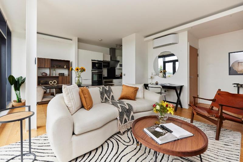 The Shoreditch Escape - Lovely 2BDR Flat with Balcony — забронировать отель в Лондоне