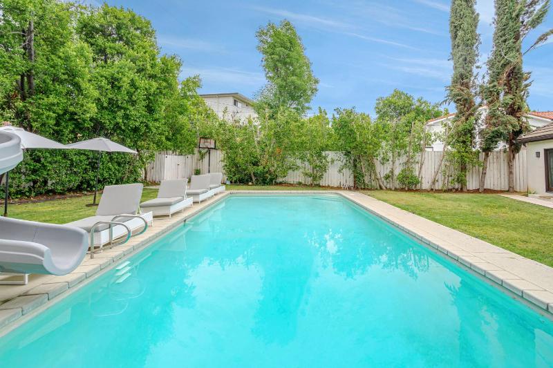 Exquisite Oasis near Universal Studios with Large Pool — комфортный отель в Лос-Анджелесе