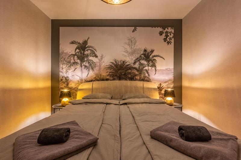 Luxury condo w balcony next to Andrassy road — отель в Будапеште, Венгрия