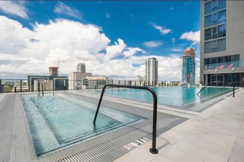 Цены на Ocean View Downtown Apt on 23rd Floor with Balcony, Rooftop Pool, Kitchen, Gym, & Restaurants в Майами