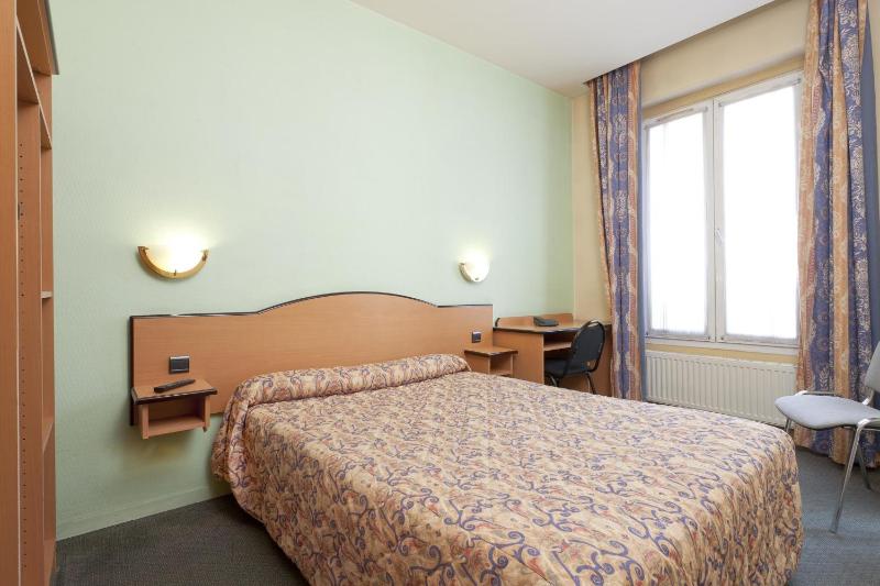 Hotel Ferney Republique — отель с удобным расположением в Париже