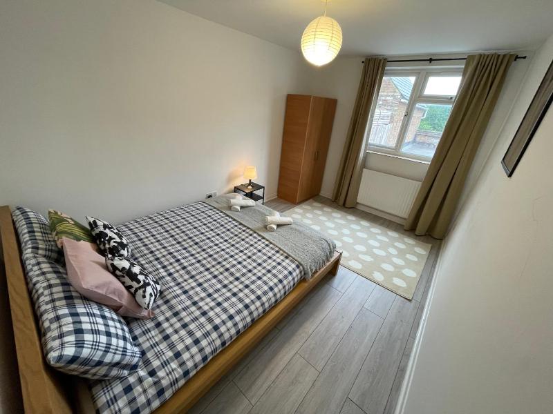 Enormous Family Flat (7 guests) — отель с удобным расположением в Лондоне
