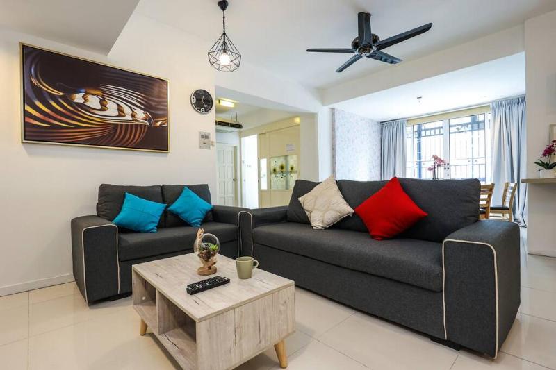 Цены на 5 sec to Pavilion Mall 16-23 People Fahrenheit Suites 88 Jalan Bukit Bintang в Куала-Лумпуре