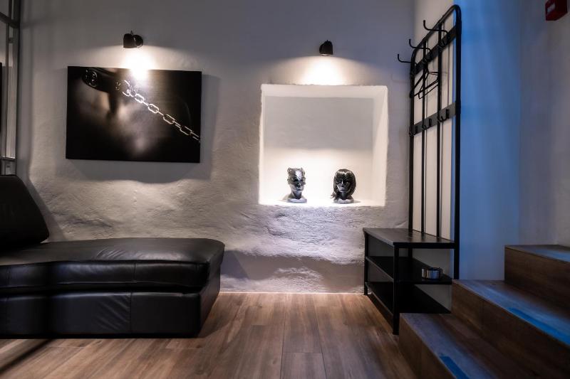 BDSM Black Apartments — забронировать отель в Вильнюсе