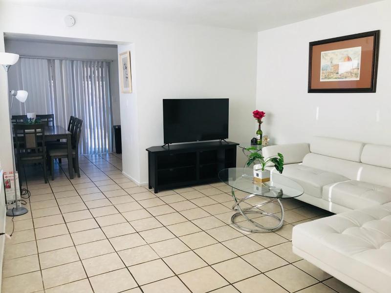 Super comfortable and beautiful 3 bedrooms, 2 baths House renting — отель с удобным расположением в Лас Вегасе