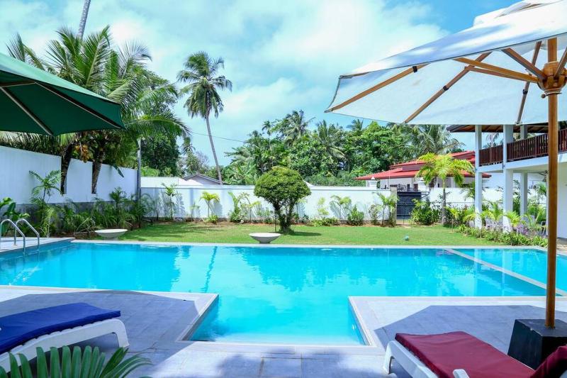 Amazing 7BR Deluxe Villa in Hikkaduwa — отель с удобным расположением в Хиккадува