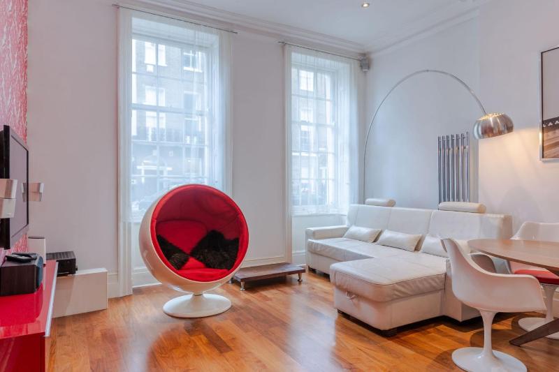The "Red Room Apartment" - Fitzrovia - by Frankie Says — забронировать отель в Лондоне