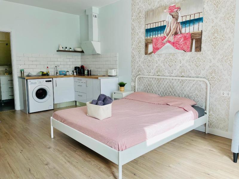 City Heart Alicante Studio Apartment - Castle View — забронировать отель в Аликанте