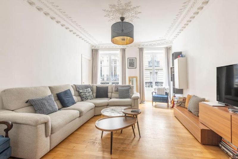 Elegant Appartement au Coeur du 8eme Arrondissement — комфортный отель в Париже