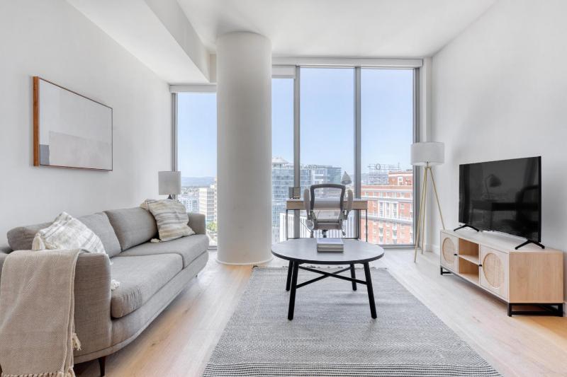 Koreatown 1BR w WD Roof Gym steps from Metro LAX-703 — отель с удобствами в Лос-Анджелесе