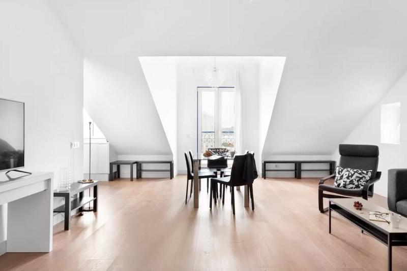 Lovely 2-BR Flat w/Terrace near Time Out Market — отель с удобным расположением в Лиссабоне