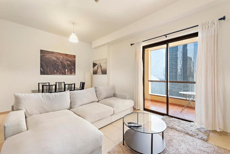 Fab 2BR APT with a Sea View & Dubai Eye, Pool & Gym — отель с удобствами в Дубае